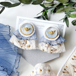 大ぶりビーズ刺繍レジンとブルーレースインド刺繍リボンイヤリング