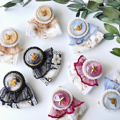 大ぶりビーズ刺繍レジンとブルーレースインド刺繍リボンイヤリング