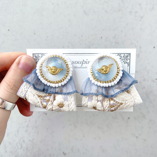 大ぶりビーズ刺繍レジンとブルーレースインド刺繍リボンイヤリング