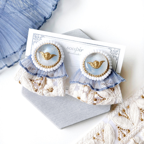 大ぶりビーズ刺繍レジンとブルーレースインド刺繍リボンイヤリング