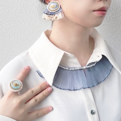 大ぶりビーズ刺繍レジンとブルーレースインド刺繍リボンイヤリング