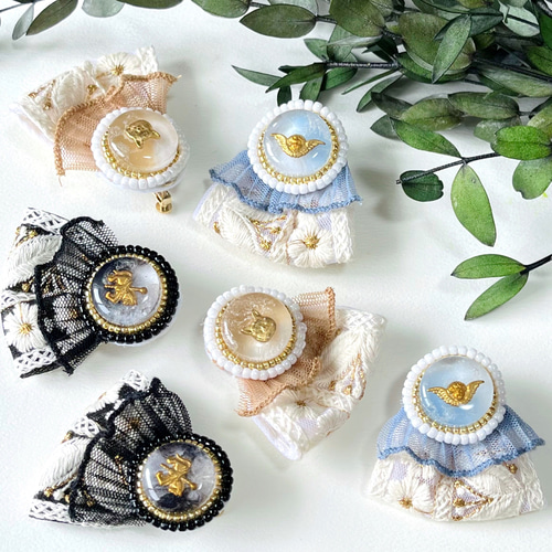 大ぶりビーズ刺繍レジンとブルーレースインド刺繍リボンイヤリング