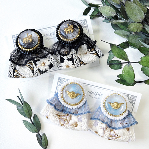 大ぶりビーズ刺繍レジンとブルーレースインド刺繍リボンイヤリング