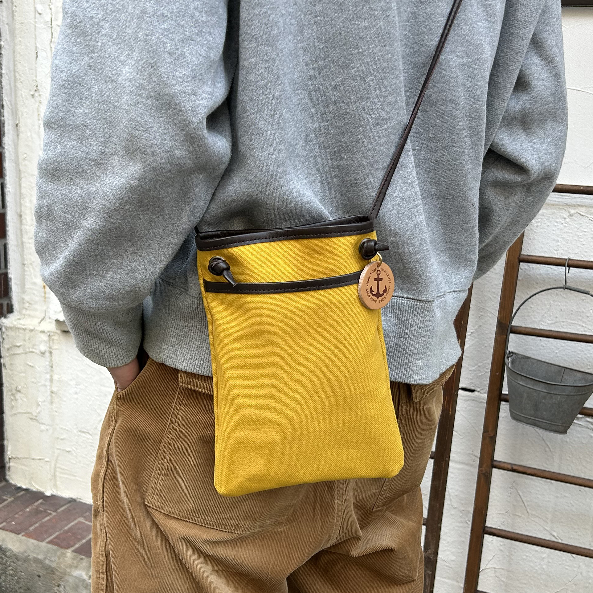 スマホショルダー uncle:マスタード×ダークブラウン(高島帆布×レザーサコッシュ) スマホポシェット・スマホポーチ clueto 通販|Creema(クリーマ) ★240 大きいサイズ♡紐ベルト