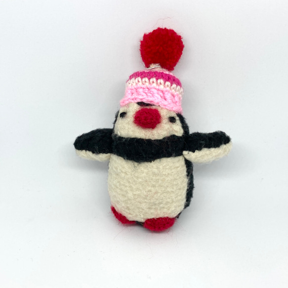 赤いクチバシ・ポンポンニット帽の小さなペンギン 2枚目の画像
