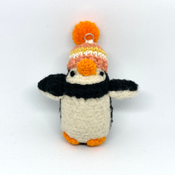 オレンジ色のクチバシ・ポンポンニット帽の小さなペンギン 2枚目の画像