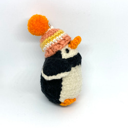 オレンジ色のクチバシ・ポンポンニット帽の小さなペンギン 3枚目の画像