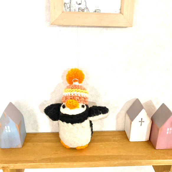 オレンジ色のクチバシ・ポンポンニット帽の小さなペンギン 7枚目の画像