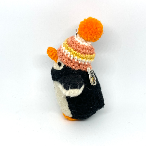 オレンジ色のクチバシ・ポンポンニット帽の小さなペンギン 4枚目の画像