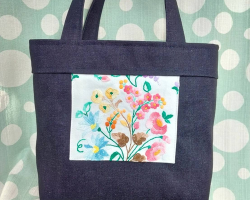 大きなデニムバック　No.572　刺繍バック　デニムリメイク　特大バック 大きめ 花刺繍 デニムバック ～ リメイクバック パッチワーク