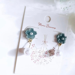 小さな桜のお花パール付き耳飾り(blue) 2枚目の画像