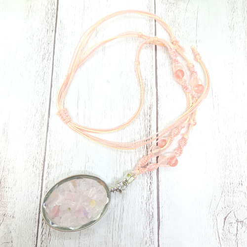 N-102] さざれローズクォーツ入りのガラスロケット・ネックレス