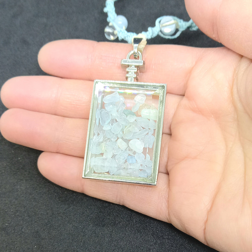 N-104] さざれアクアマリン入りのガラスロケット・ネックレス  