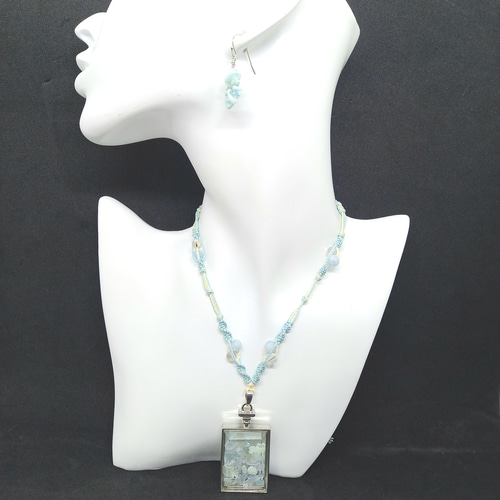 N-104] さざれアクアマリン入りのガラスロケット・ネックレス  