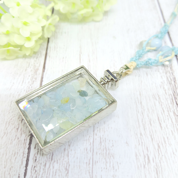 N-104] さざれアクアマリン入りのガラスロケット・ネックレス  