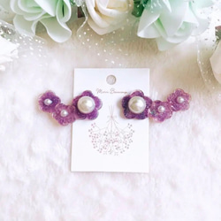 【SALE】キラキラ✧︎*。お花と大粒パールのイヤーカフ風耳飾り(purple) 1枚目の画像