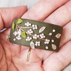 優美な女性に　桜刺繍　ポニーフック　カーキ 8枚目の画像