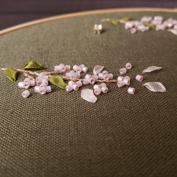 優美な女性に　桜刺繍　ポニーフック　カーキ 20枚目の画像