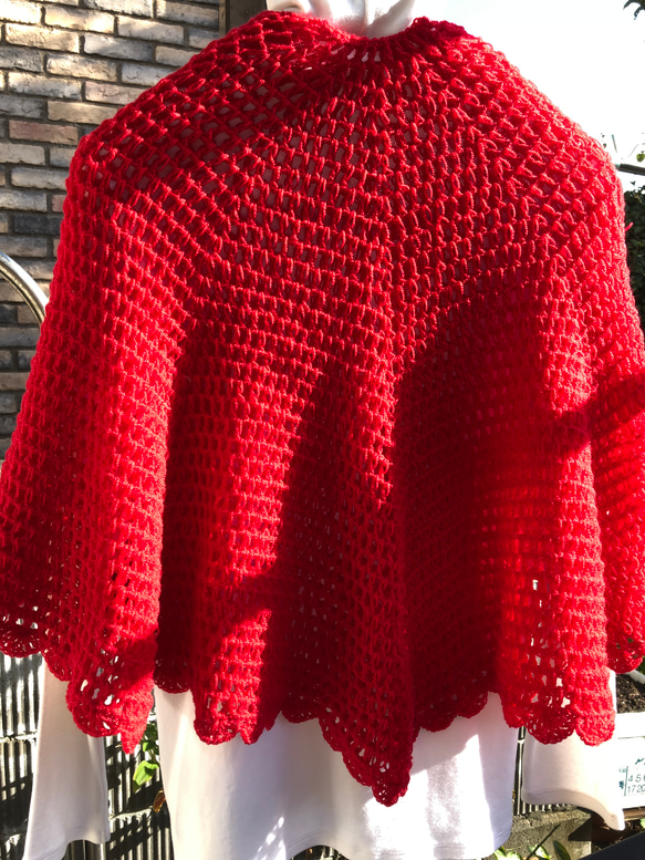 送料無料　ちょっとレトロな手編みのふんわりショール(赤色) 2枚目の画像