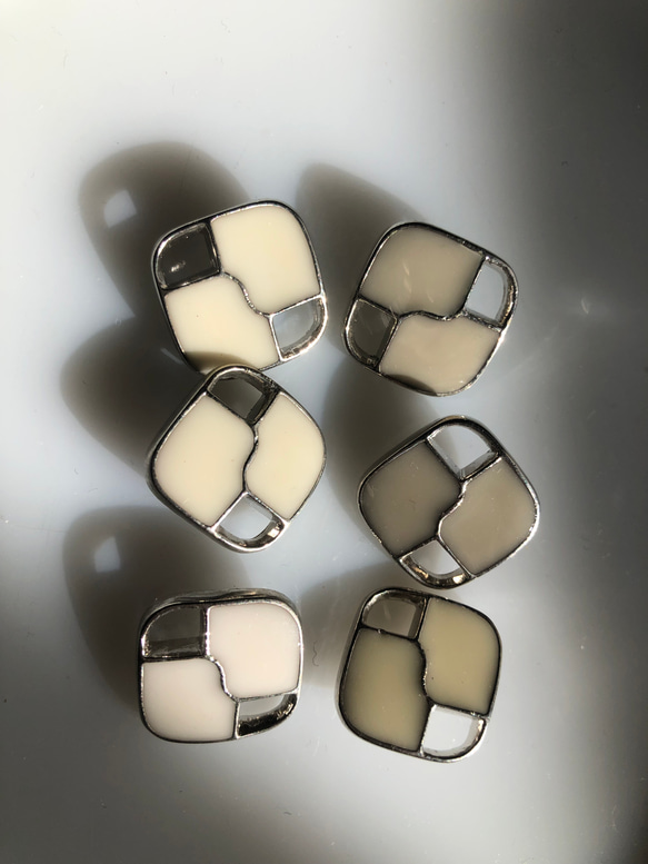 アンティーク ボタン 6個　ビンテージ 昭和 レトロ 個性的 ハンドメイド素材 日本製 ポップ アクセ ホワイト系 3枚目の画像