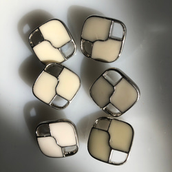 アンティーク ボタン 6個　ビンテージ 昭和 レトロ 個性的 ハンドメイド素材 日本製 ポップ アクセ ホワイト系 2枚目の画像