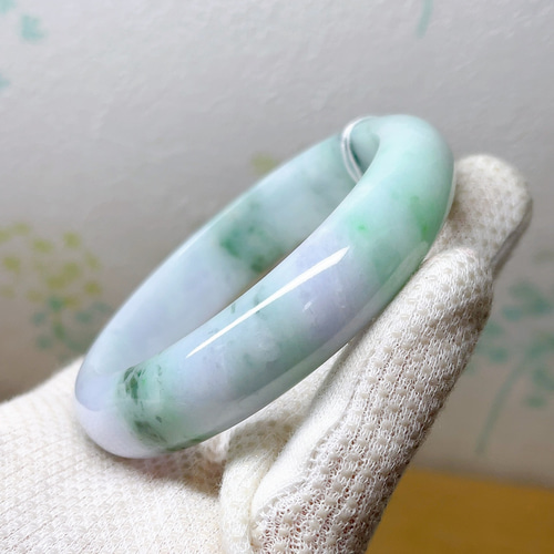 天然A貨翡翠 バングル 春帯彩漂陽緑 内径約58.8mm ミャンマー産 天然A貨翡翠 バングル 春帯彩漂陽緑 内径約58.8mm ミャンマー産
