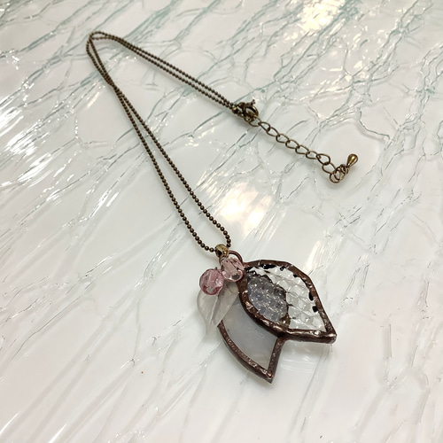 ステンドグラス・葉っぴぃネックレス☆ホワイトLeaf(ビーズ淡ピンク