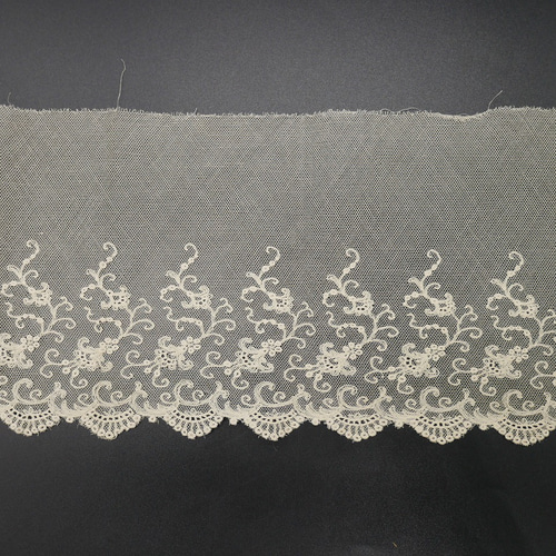 フランスアンティーク刺繍入りスカラップレース（クリームイエロー