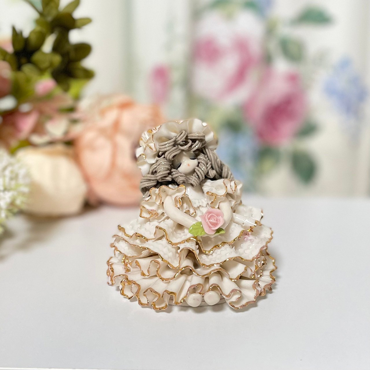 贈り物に【陶器】白のフリルドレス　金彩入り