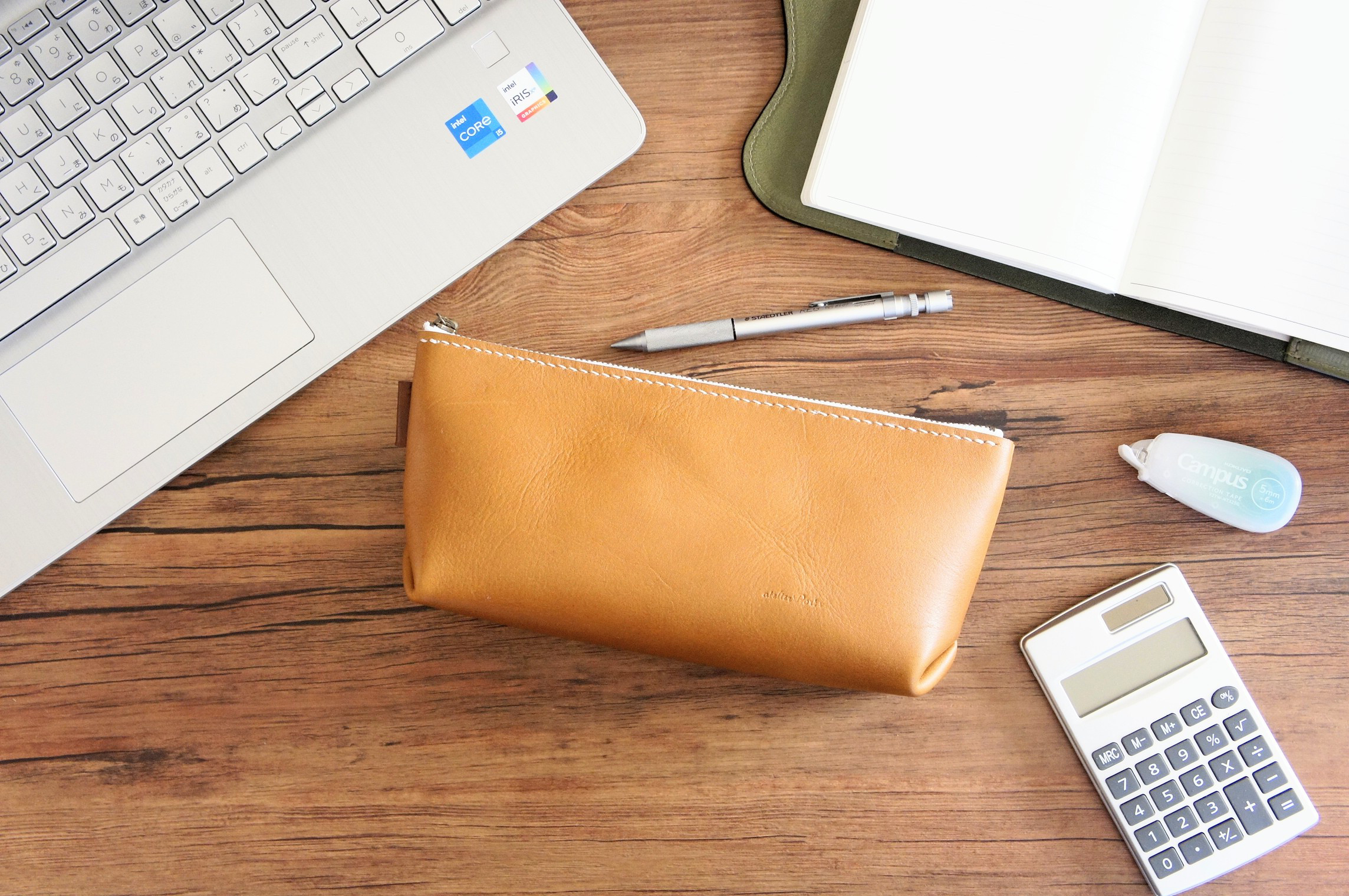 [受注製作]　革　通帳ポーチ 入学・入社のお祝いギフトに…】大容量ペンケース◇内ポケット