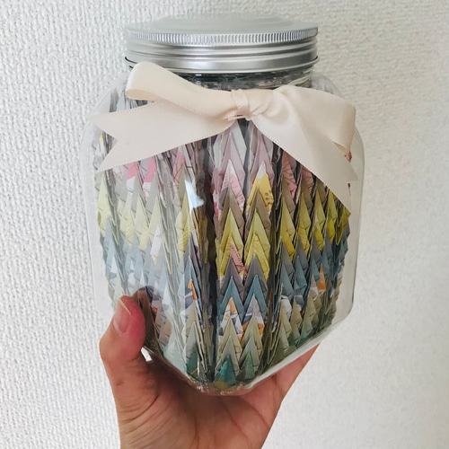 箱付き　東裁 湯のみ 蓋付き茶碗　セット ① 鶴　千羽鶴 【10131m】 箱付き 東裁 湯のみ 蓋付き茶碗 セット ① 鶴 千羽鶴 【10131m