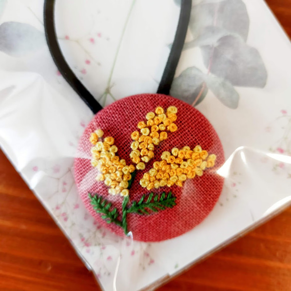 花言葉で選ぶ手刺繍のヘアアクセサリー ミモザ (013） 2枚目の画像