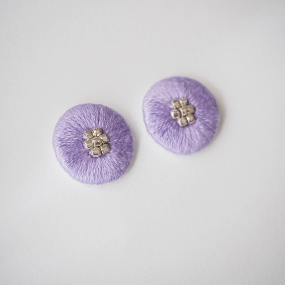 淡紫色串珠刺繡耳環或耳環，可提供鈦耳環，可包裹，非常適合旅行和活動，淺色 第2張的照片