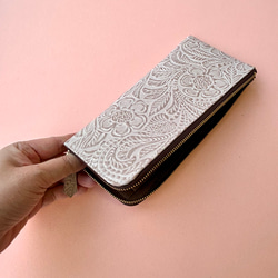 牛革のスリムな長財布　ボタニカルガーデン　ベージュ 5枚目の画像