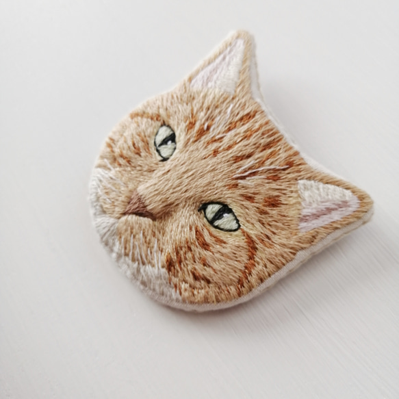 【限定1点】猫刺繍のブローチ　May 3枚目の画像