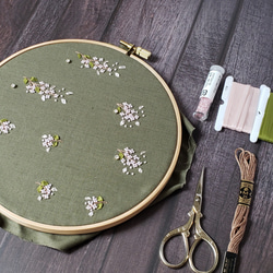 優美な女性に　桜刺繍　ブローチ　カーキ 18枚目の画像