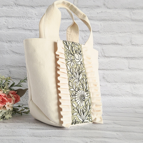 インド刺繍リボンとタックフリル，アーモンド底のトートバッグ