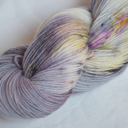 手染め糸　ファインウール　ソックヤーン　　berry　gray　 nijiyarn 2枚目の画像