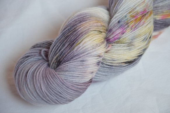 手染め糸　ファインウール　ソックヤーン　　berry　gray　 nijiyarn 2枚目の画像