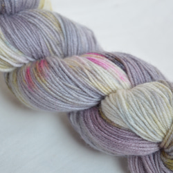 手染め糸　ファインウール　ソックヤーン　　berry　gray　 nijiyarn 4枚目の画像