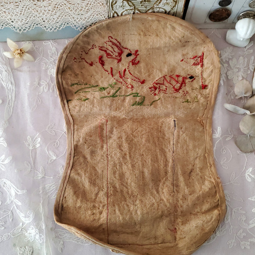 フランスアンティーク うさぎと亀の赤糸刺繍 壁掛け その他雑貨