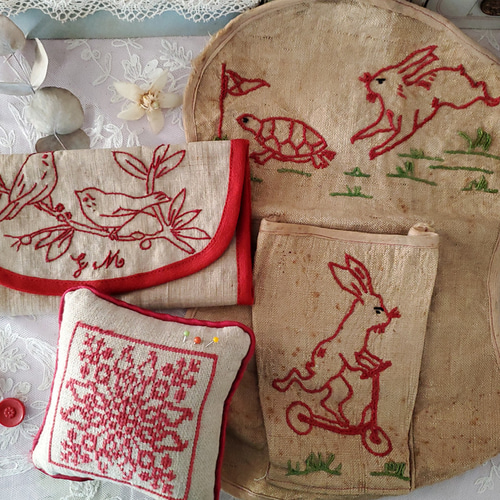 出産祝いなども豊富 フランスアンティーク うさぎと亀の赤糸刺繍 壁掛け その他雑貨 財布・ケース・小物入れ