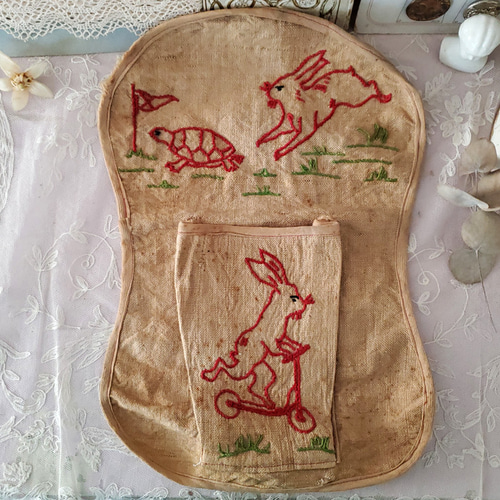 フランスアンティーク うさぎと亀の赤糸刺繍 壁掛け その他雑貨
