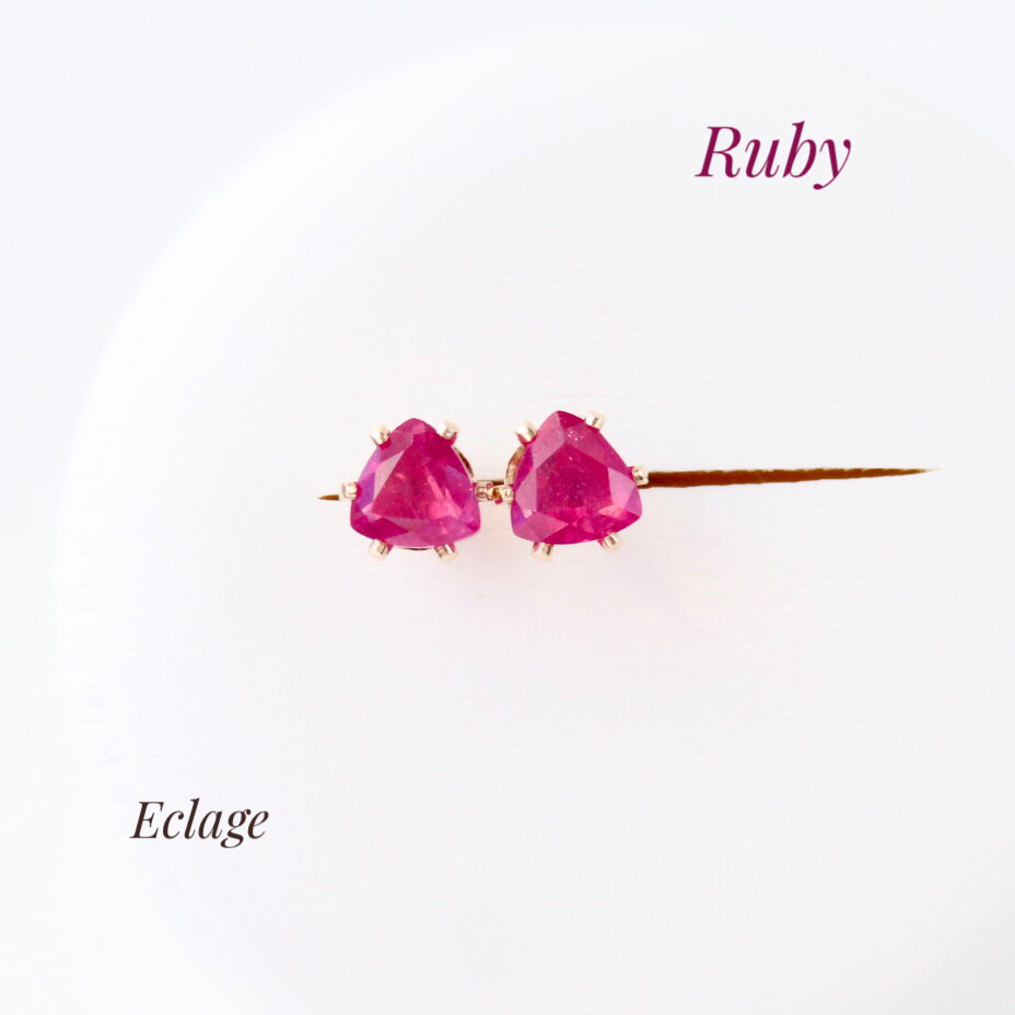 〈14kgf〉ルビーのトライアングルピアス（5mm）