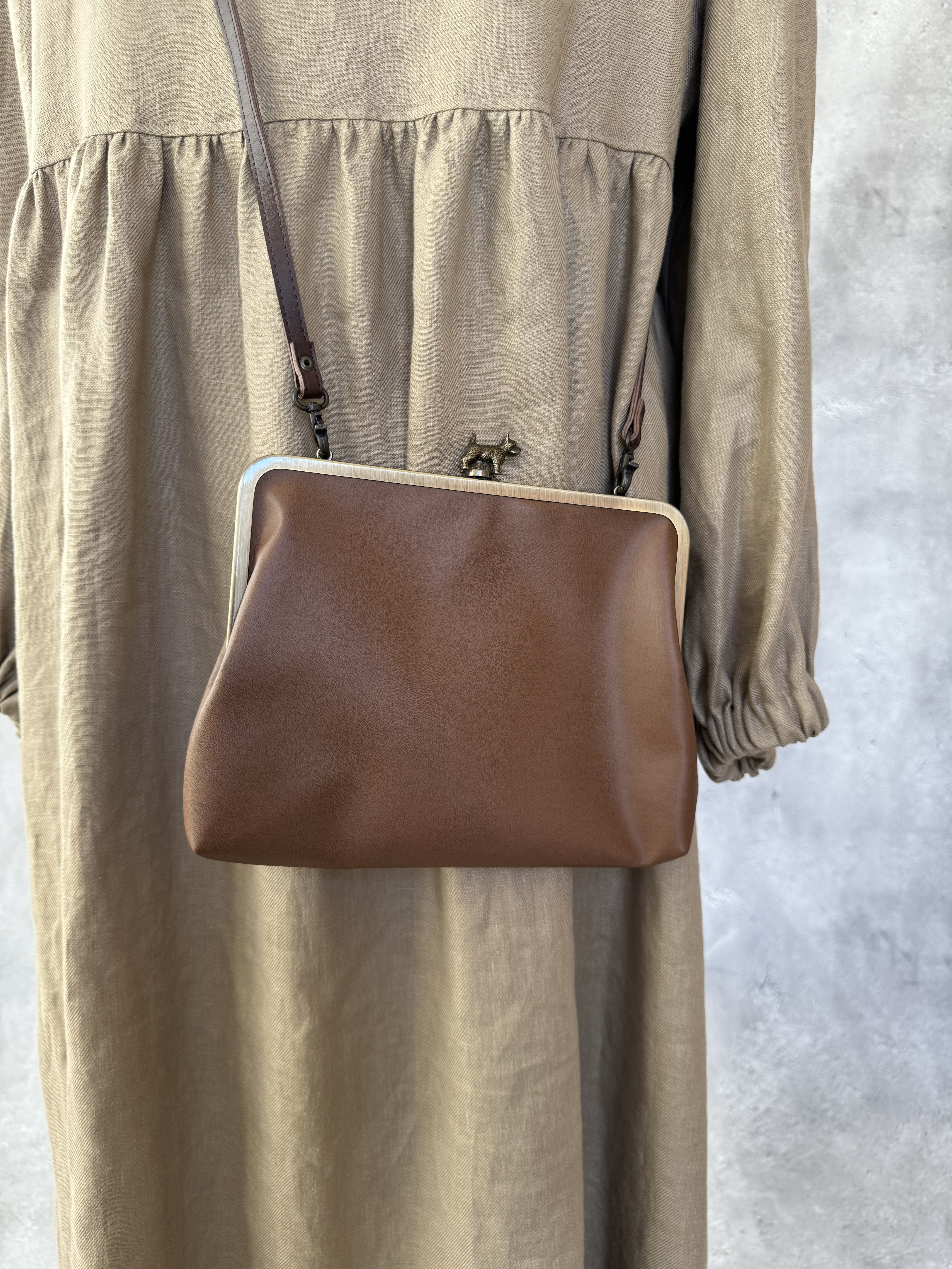 ショルダーになる母子手帳ケース｜妊婦さんの通院に安心 ブラウンフェイクレザー×選べる動物口金