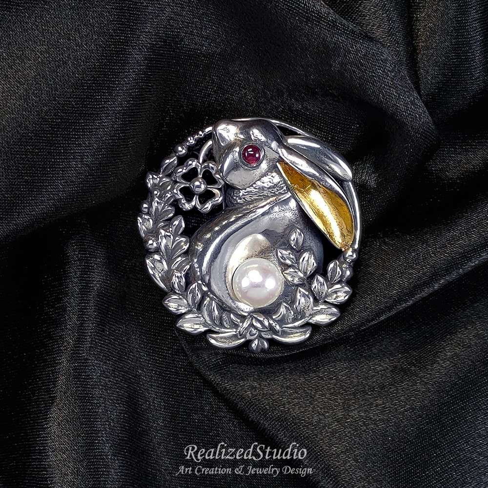 クローバーウサギのブローチ/ペンダント - 24K ゴールドバーニング。