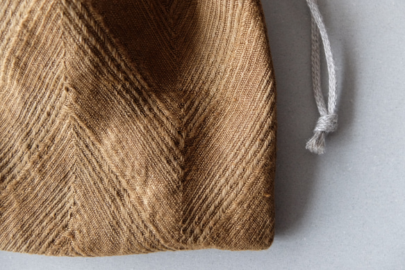 【再入荷】リネンジャガード織　巾着袋 L　ヘリンボーン｜ライトブラウン 3枚目の画像
