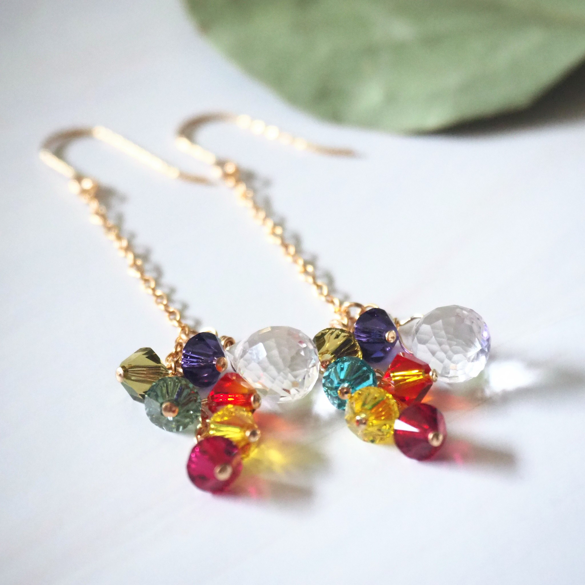 《クリスタルとカラフルビーズのピアス》