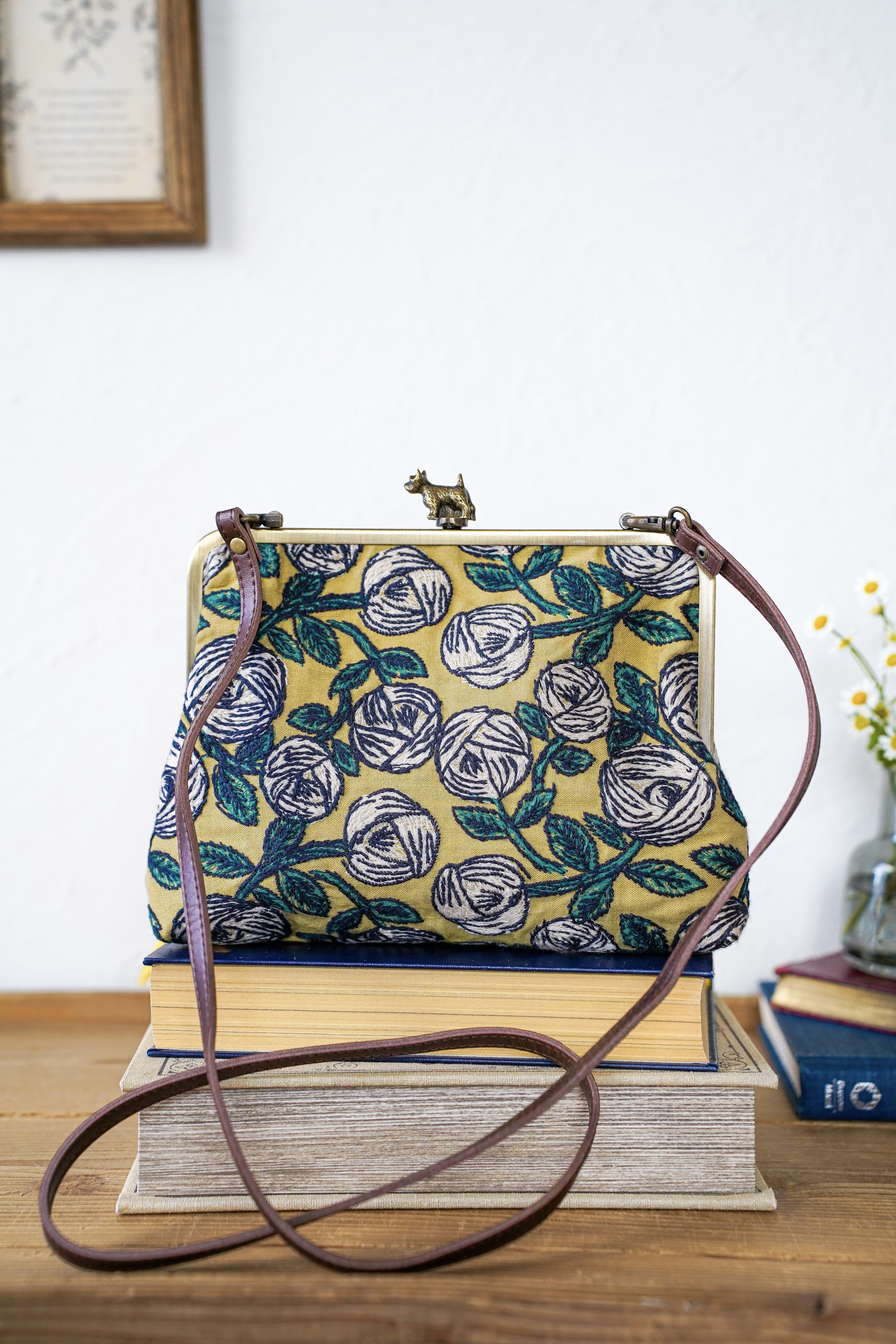 通院グッズをひとまとめに｜刺繍生地のがま口母子手帳ポーチ ミナペルホネン　ロージー