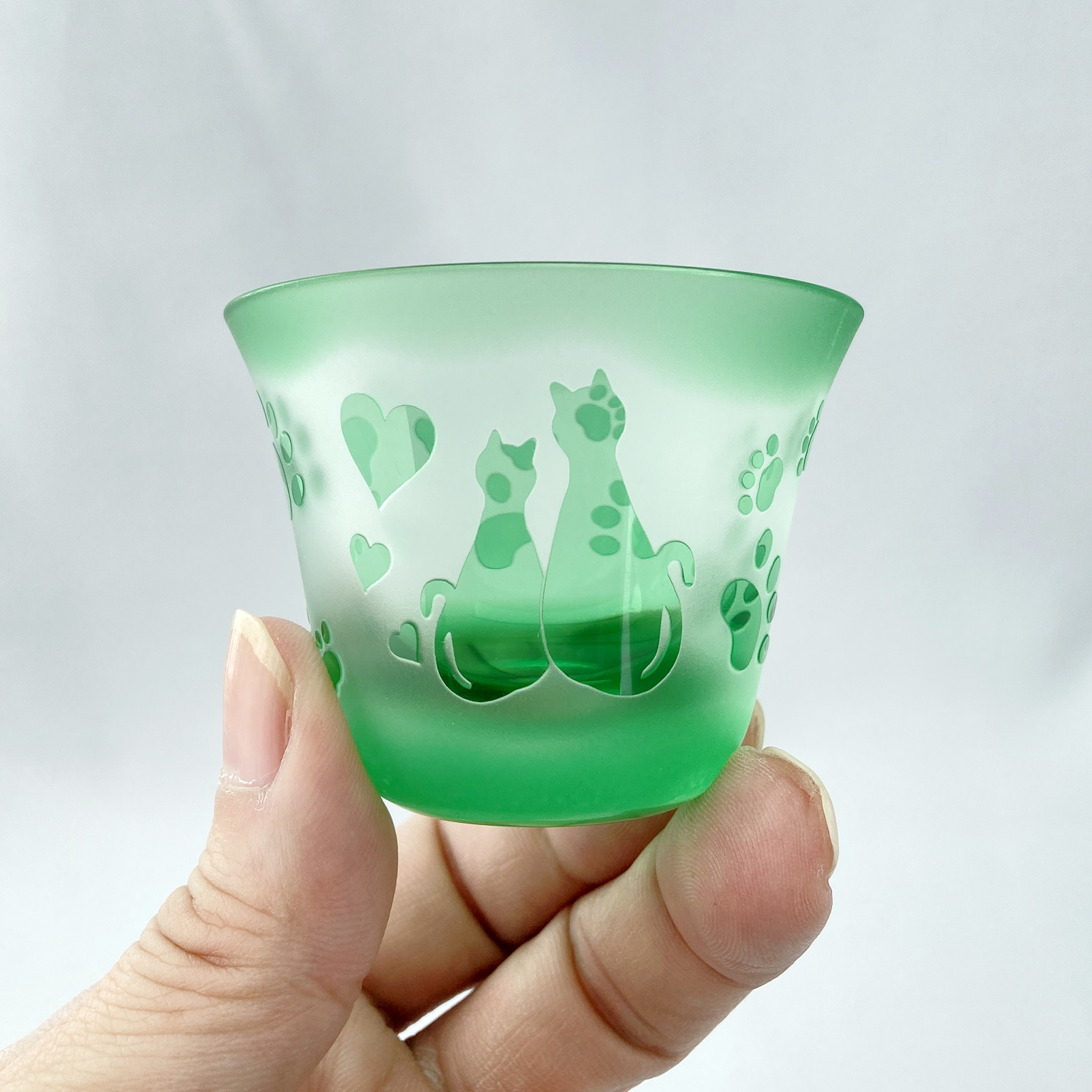 肉球だらけの「ネコぐい呑み」グリーン　　　猫の日2025